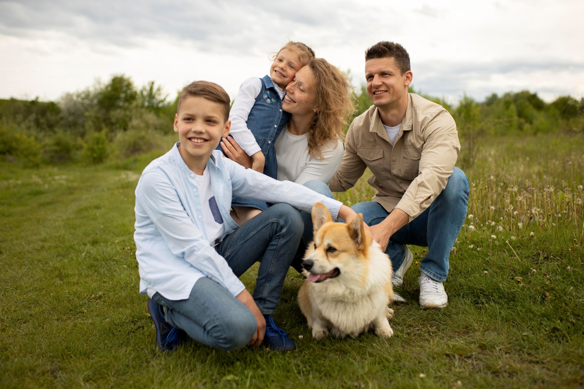 Familia feliz con perro adoptado en su nuevo hogar